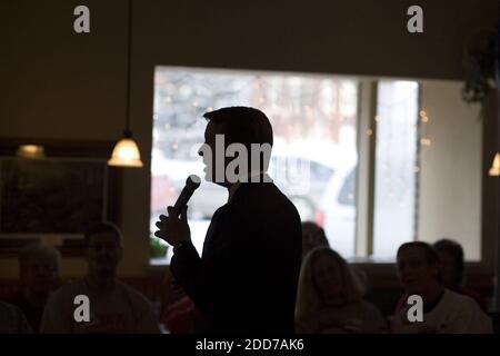 NO FILM, NO VIDEO, NO TV, NO DOCUMENTARY - Democratic presidential hopeful, former Senator John Edwards addresses a gathering at the Pizza Ranch in Emmetsburg, Iowa, Monday December 31, 2007. Photo by Robert Willett/Raleigh News & Observer/MCT/ABACAPRESS.COM Stock Photo