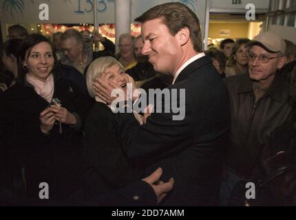 NO FILM, NO VIDEO, NO TV, NO DOCUMENTARY - Democratic presidential hopeful, former Senator John Edwards embraces a supporter outside his Mason City, Iowa, campaign office, Monday, December 31, 2007. Photo by Robert Willett/Raleigh News & Observer/MCT/ABACAPRESS.COM Stock Photo