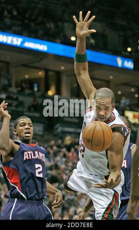 NO FILM, NO VIDEO, NO TV, NO DOCUMENTARY - Milwaukee Bucks' Michael Redd (22) goes after a loose ball in front of Atlanta Hawks' Joe Johnson (2) at the Bradley Center in Milwaukee, WI, USA on January 16, 2008. The Milwaukee Bucks won 87-80. Photo by Karen Sherlock/Milwaukee Journal Sentinel/MCT/Cameleon/ABACAPRESS.COM Stock Photo