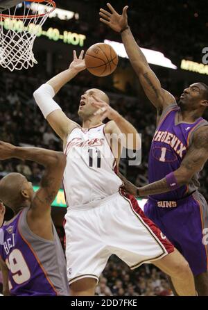 NO FILM, NO VIDEO, NO TV, NO DOCUMENTARY - Cleveland Cavaliers' Zydrunas Ilgauskas (top) shoots surrounded by Phoenix Suns' Raja Bell (left) and Amare Stoudemire during first half action at Quicken Loans Arena in Cleveland, OH, USA on January 25, 2008. Phoenix Suns won 110-108. Photo by Lew Stamp/Akron Beacon Journal/MCT/Cameleon/ABACAPRESS.COM Stock Photo