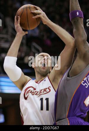 NO FILM, NO VIDEO, NO TV, NO DOCUMENTARY - Cleveland Cavaliers' Zydrunas Ilgauskas (left) shoots while Phoenix Suns' Amare Stoudemire defends during first half action at Quicken Loans Arena in Cleveland, OH, USA on January 25, 2008. Phoenix Suns won 110-108. Photo by Lew Stamp/Akron Beacon Journal/MCT/Cameleon/ABACAPRESS.COM Stock Photo