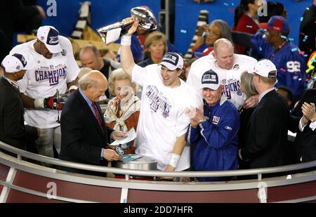 Super Bowl XLII GLENDALE, AZ - FEBRUARY 03: Quarterback Eli Manning #10 of  the New York Giants c…