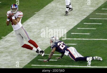 The New York Giants' Amani Toomer (81) keeps his feet in bounds as he pulls  ina pass against the New England Patriots' Ellis HObbs (27) in the first  half of Super Bowl XLII at University of Phoenix Stadium in Glendale, AZ,  USA on February 3, 2008. The 