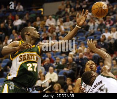 NO FILM, NO VIDEO, NO TV, NO DOCUMENTARY - The MNnnesota Timberwolves' Al Jefferson (right) and Seattle SuperSonics' Johan Petro (27) battle for the ball during first half action at the Target Center in MNnneapolis, MN, USA on March 2, 2008. The Sonics defeated the Timberwolves, 111-108. Photo by Joel Koyama/MNnneapolis Star Tribune/MCT/Cameleon/ABACAPRESS.COM Stock Photo