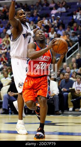 NO FILM, NO VIDEO, NO TV, NO DOCUMENTARY - Charlotte Bobcats guard Raymond Felton (20) moves in for a shot as the Washington Wizards' Antawn Jamison defends during second quarter action at the Verizon Center in Washington, DC, USA on March 8, 2008. Charlotte Bobcats defeats Washington Wizards 100-97. Photo by Harry E. Walker/MCT/ABACAPRESS.COM Stock Photo