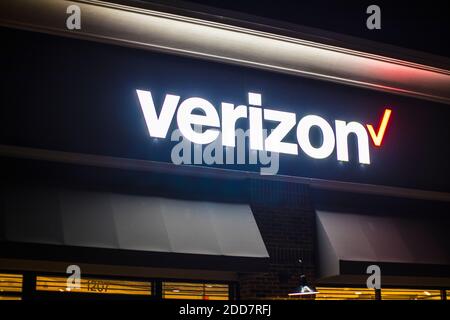 Augusta, Ga USA - 11 21 20: Verizon store building sign at night Stock Photo