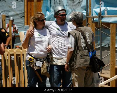 NO FILM, NO VIDEO, NO TV, NO DOCUMENTARY - Country music artists Trisha Yearwood (L) and Garth Brooks (C) take a break from work on Tracey Davison's home while working with Habitat for Humanity's Jimmy &amp; Rosalynn Carter Work Project in Pascagoula, MS, USA on Monday, May 12, 2008. Photo by James Edward Bates/Biloxi Sun-Herald/MCT/ABACAPRESS.COM Stock Photo