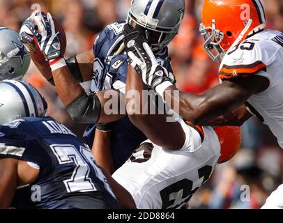 Dallas Cowboys running back Marion Barber (L) heads to the end