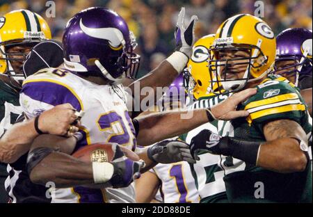 https://l450v.alamy.com/450v/2dd88de/no-film-no-video-no-tv-no-documentary-minnesota-vikings-running-back-adrian-peterson-exchanges-words-with-green-bay-packers-linebacker-nick-barnett-after-scoring-a-touchdown-during-the-fourth-quarter-in-green-bay-wi-usa-on-september-8-2008-the-packers-defeated-the-vikings-24-19-photo-by-tom-lynnmilwaukee-journal-sentinelmctcameleonabacapresscom-2dd88de.jpg