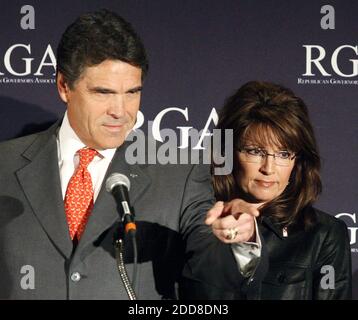 NO FILM, NO VIDEO, NO TV, NO DOCUMENTARY - Texas Governor Rick Perry, chairman of the Republican Governors Association, introduces former Republican vice presidential candidate Alaska Governor Sarah Palin during a meeting with the press at the 2008 Republican Governors Association Annual Conference in Miami, Florida, USA on Thursday, November 13, 2008. Photo by Marsha Halper/Miami Herald/MCT/ABACAPRESS.COM Stock Photo