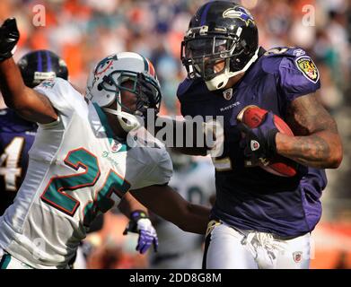 NO FILM, NO VIDEO, NO TV, NO DOCUMENTARY - Baltimore Ravens running back Willis McGahee stiff-arms Miami Dolphins cornerback Will Allen as McGahee breaks for a long fourth quarter run at Dolphin Stadium in Miami, FL, USA on January 4, 2009. The Ravens defeated the Dolphins 27-9. Photo by Doug Kapustin/Baltimore Sun/MCT/Cameleon/ABACAPRESS.COM Stock Photo