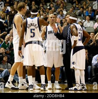 NO FILM, NO VIDEO, NO TV, NO DOCUMENTARY - Dallas Mavericks head coach Rick Carlisle talks to his team, including Dirk Nowitzki (41), Josh Howard (5), Jason Kidd (2) and Jason Terry (31) during the fourth quarter against New York Knicks at the American Airlines Center in Dallas, TX, USA on January 8, 2009. The Mavericks defeated the Knicks, 99-94. Photo by Sharon M. Steinman/Fort Worth Star-Telegram/MCT/Cameleon/ABACAPRESS.COM Stock Photo