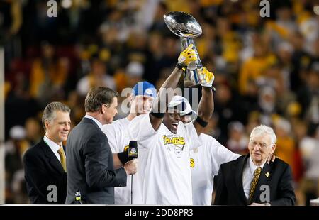 NO FILM, NO VIDEO, NO TV, NO DOCUMENTARY - The Vince Lombardi Trophy is  passed to the MVP Santonio Holmes as the Pittsburgh Steelers beat the Arizona  Cardinals 27-23 in Super Bowl