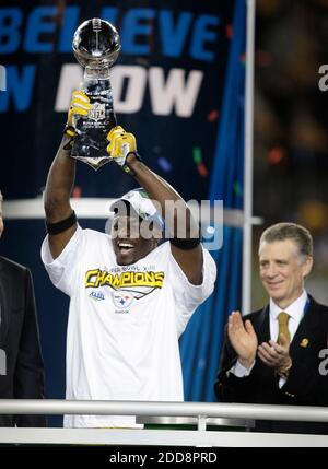 NO FILM, NO VIDEO, NO TV, NO DOCUMENTARY - The Vince Lombardi Trophy is  passed to the MVP Santonio Holmes as the Pittsburgh Steelers beat the Arizona  Cardinals 27-23 in Super Bowl