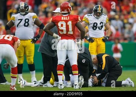 NO FILM, NO VIDEO, NO TV, NO DOCUMENTARY - Team trainers for the Pittsburgh Steelers tended to quarterback Ben Roethlisberger, lower right, after Roethilsberger took a hit from Kansas City Chiefs linebacker Derrick Johnson during an NFL game at Arrowhead Stadium in Kansas City, MO, USA on November 22, 2009. The Chiefs defeated the Steelers 27-24. Photo by David Eulitt/Kansas City Star/MCT/Cameleon:ABACAPRESS.COM Stock Photo