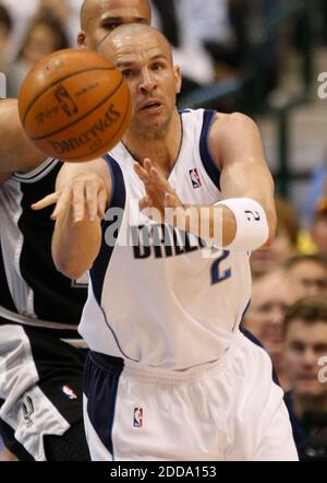 NO FILM, NO VIDEO, NO TV, NO DOCUMENTARY - Jason Kidd of the Dallas Mavericks passes the ball during the first half in Game 5 of the NBA Western Conference playoffs against the San Antonio Sours in Dallas, TX, USA April 27, 2010. Photo by Ron Jenkins/Fort Worth Star-Telegram/MCT/Cameleon/ABACAPRESS.COM Stock Photo