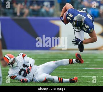 Baltimore Ravens' Todd Heap (86) attempts to catch a pass as New York Jets'  Kyle Wilson (20) and Eric Smith defend during the first quarter of an NFL  football game at New