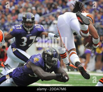 Oakland, California, USA. 3rd Jan, 2010. Baltimore Ravens linebacker Jameel  McClain #53, linebacker Ray Lewis #52, and linebacker Prescott Burgess #54  watch replay during game from the sidelines on Sunday, January 3