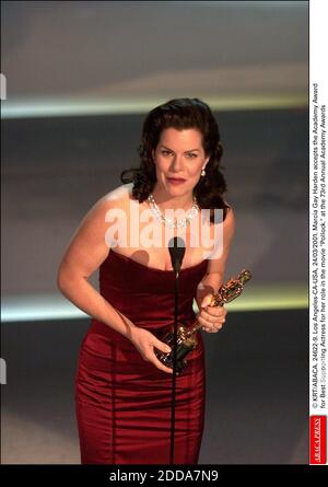 NO FILM, NO VIDEO, NO TV, NO DOCUMENTARY - © KRT/ABACA. 24622-9. Los Angeles-CA-USA, 24/03/2001. Marcia Gay Harden accepts the Academy Award for Best Supporting Actress for her role in the movie Pollock. at the 73rd Annual Academy Awards Stock Photo