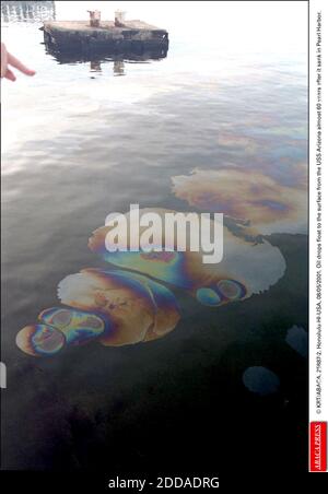 NO FILM, NO VIDEO, NO TV, NO DOCUMENTARY - © KRT/ABACA. 25887-2. Honolulu-HI-USA, 08/05/2001. Oil drops float to the surface from the USS Arizona almost 60 years after it sank in Pearl Harbor. Stock Photo