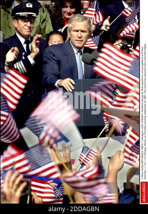 NO FILM, NO VIDEO, NO TV, NO DOCUMENTARY - © Dave Guldan/KRT/ABACA. 28977-1. Chicago-IL-USA, 27/9/2001. President George W. Bush speaks to a crowd gathered at O'Hare International Airport in Chicago, Illinois, on Thursday morning, September 27, 2001. The airport has resumed many of its daily fligh Stock Photo