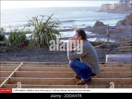 NO FILM, NO VIDEO, NO TV, NO DOCUMENTARY - © KRT/ABACA. 29846-6. Kevin Kline stars in Life as a House directed by Irwin Winkler. Stock Photo