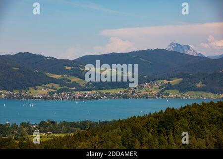 Austria, Upper Austria, Weyregg am Attersee, Lake Atter and lakeshore town in summer Stock Photo