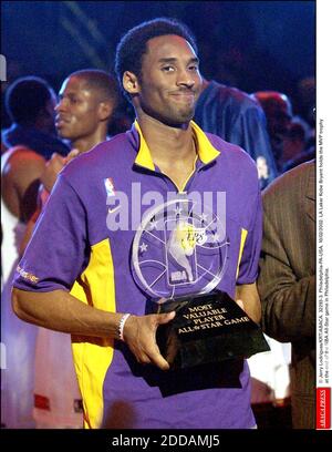 Los Angeles Lakers Kobe Bryant holds up a paper with his name on it at  Lakers Media Day in El Segundo on September 29, 2014. UPI/Lori Shepler  Stock Photo - Alamy