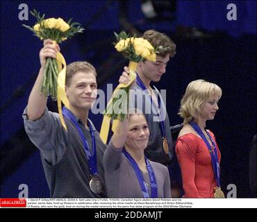 NO FILM, NO VIDEO, NO TV, NO DOCUMENTARY - © David P. Gilkey/KRT/ABACA. 32334-4. Salt Lake City-UT-USA, 11/02/02. Canadian figure skaters David Pelletier and his partner Jamie Sale, hold up flowers in celebration after recieving the silver medal as Elena Berezhnaya and Anton Sikharulidize, of Russ Stock Photo