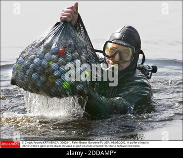 NO FILM, NO VIDEO, NO TV, NO DOCUMENTARY - © Chuck Fadely/KRT/ABACA. 32639-1. Palm Beach Gardens-FL-USA, 08/02/2002. A golfer's loss isDaryl Drake's gain as he dives in lakes at golf courses around Florida to recover lost balls. Stock Photo