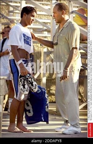 NO FILM, NO VIDEO, NO TV, NO DOCUMENTARY - © Alex Diaz/KRT/ABACA. 38649-1.  Miami-FL-USA, 05/10/2002. Justin Simpson, a ninth grader, talks with his  father OJ Simpson after his team defeated Archbishop Curley in an October  26, 2002 football