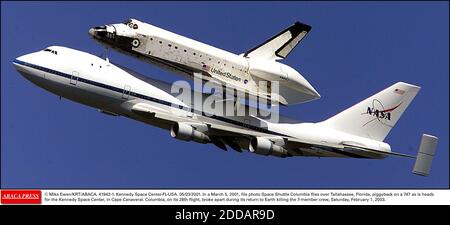 NO FILM, NO VIDEO, NO TV, NO DOCUMENTARY - © Mike Ewen/KRT/ABACA. 41942-1. Kennedy Space Center-FL-USA. 05/03/2001. In a March 5, 2001, file photo Space Shuttle Columbia flies over Tallahassee, Florida, piggyback on a 747 as is heads for the Kennedy Space Center, in Cape Canaveral. Columbia, on it Stock Photo