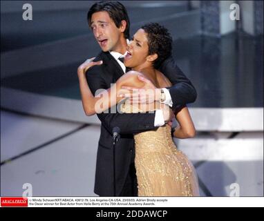 NO FILM, NO VIDEO, NO TV, NO DOCUMENTARY - © Mindy Schauer/KRT/ABACA. 43812-79. Los Angeles-CA-USA. 23/03/03. Adrien Brody accepts the Oscar winner for Best Actor from Halle Berry at the 75th Annual Academy Awards. Stock Photo