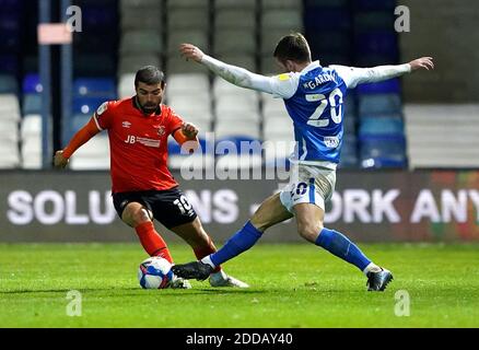 Luton Town's Elliot Lee (left) and Birmingham City's Gary Gardner battle for the ball during the Sky Bet Championship match at Kenilworth Road, Luton. Stock Photo