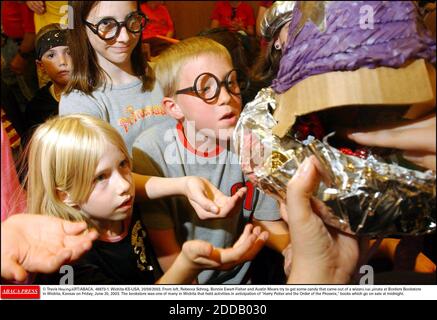 NO FILM, NO VIDEO, NO TV, NO DOCUMENTARY - © Travis Heying/KRT/ABACA. 46873-1. Wichita-KS-USA. 20/06/2003. From left, Rebecca Schrag, Bonnie Ewart-Fisher and Austin Mears try to get some candy that came out of a wizard hat pinata at Borders Bookstore in Wichita, Kansas on Friday, June 20, 2003. Th Stock Photo