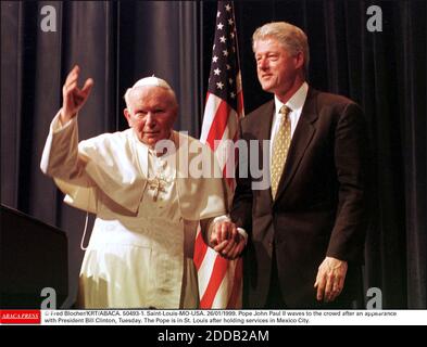 NO FILM, NO VIDEO, NO TV, NO DOCUMENTARY - © Fred Blocher/KRT/ABACA. 50493-1. Saint-Louis-MO-USA. 26/01/1999. Pope John Paul II waves to the crowd after an appearance with President Bill Clinton, Tuesday. The Pope is in St. Louis after holding services in Mexico City. Stock Photo