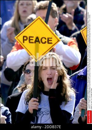 NO FILM, NO VIDEO, NO TV, NO DOCUMENTARY - © Chuck Kennedy/KRT/ABACA. 51733-3. Washington-DC-USA, October 25, 2003. Peace activists gather during a rally on the National Mall. Thousands rallied in Washington on Saturday to protest U.S. policy in Iraq, the first major demonstration since President Stock Photo