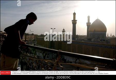 NO FILM, NO VIDEO, NO TV, NO DOCUMENTARY - © Travis Heying/Wichita Eagle/KRT/ABACA. 51774-5. Karbala-Iraq. October 25 2003. A young Karbala resident looks out over the crowd gathering around the al Abbas Mosque in Karbala. Thousands of pilgrims are flooding into the holy Shiite city to take part i Stock Photo