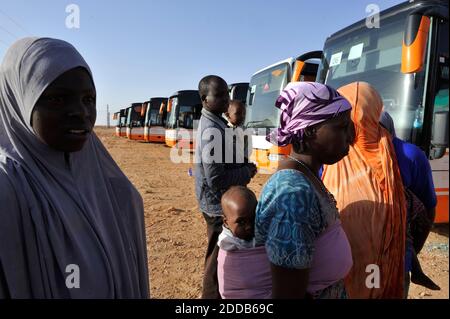 Migrants stop by a transit centre in Laghouate, Algeria, June 28, 2018 on their way from Algiers to Tamanrasset, 2,000 km south of Algiers. Nigerian illegal migrants (majority of women and children) who lived in Algeria by begging, according to the Algerian authorities, will be returned to their country once the administrative arrangements are completed. Photo by Louiza Ammi/ABACAPRESS.COM Stock Photo