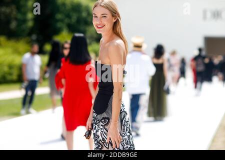Street style, Camille Rowe arriving at Giambattista Valli Fall-Winter
