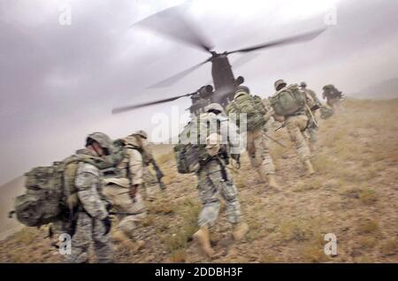 NO FILM, NO VIDEO, NO TV, NO DOCUMENTARY - Members of the 82nd Airborne Division, working along side U.S. Special Forces, rush to board a Chinook helicopter on a mountain top during a mission high in the mountains in Zabul Province, Afghanistan, August 8, 2005. A roadside bomb attack killed four U.S. soldiers and wounded three others in southern Afghanistan on Sunday, August 21, 2005, as Taliban insurgents pressed an escalating guerrilla war nearly four years after their radical Islamic movement was swept from power. Photo by Tom Pennington/Fort Worth Star-Telegram/KRT/ABACAPRESS.COM. Stock Photo