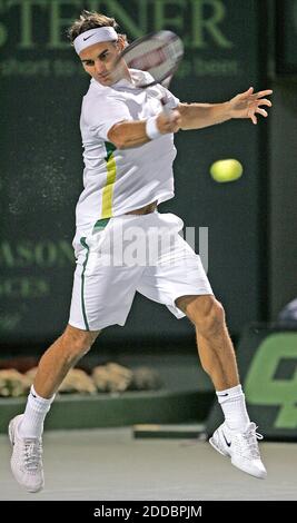 NO FILM, NO VIDEO, NO TV, NO DOCUMENTARY - David Ferrer hits a return forehand to Andy Roddick during the Nasdaq-100 Open, Thursday, March 30, 2006, in Key Biscayne, Florida. Photo by Al Diaz/Miami Herald/KRT/ABACAPRESS.COM Stock Photo