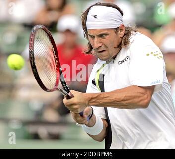 NO FILM, NO VIDEO, NO TV, NO DOCUMENTARY - David Ferrer hits a return forehand to Andy Roddick during the Nasdaq-100 Open, Thursday, March 30, 2006, in Key Biscayne, Florida. Photo by Al Diaz/Miami Herald/KRT/ABACAPRESS.COM Stock Photo