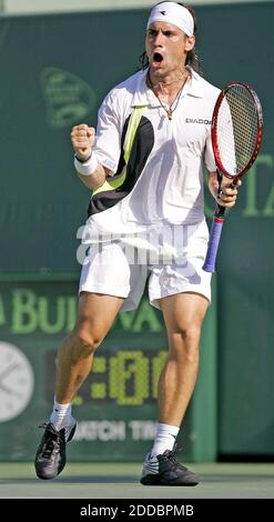 NO FILM, NO VIDEO, NO TV, NO DOCUMENTARY - David Ferrer hits a return forehand to Andy Roddick during the Nasdaq-100 Open, Thursday, March 30, 2006, in Key Biscayne, Florida. Photo by Al Diaz/Miami Herald/KRT/ABACAPRESS.COM Stock Photo