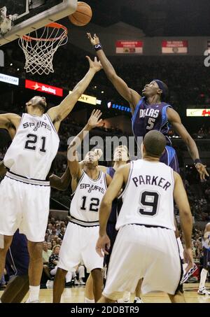 NO FILM, NO VIDEO, NO TV, NO DOCUMENTARY - The Dallas Mavericks' Josh Howard skies over San Antonio Spurs center Tim Duncan during the first half of Game 2 of the NBA Western Conference playoffs at the AT&T Center, in San Antonio, TX, USA on May 9, 2006. Photo by Paul Moseley/Fort Worth Star-Telegram/KRT/Cameleon/ABACAPRESS.COM Stock Photo