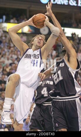 NO FILM, NO VIDEO, NO TV, NO DOCUMENTARY - Dallas Mavericks center Dirk Nowitzki takes on San Antonio Spurs center Tim Duncan during first half action in Game 6 of the NBA Western Conference semifinals at American Airlines Center in Dallas, Texas, on May 19. 2006. Photo by Paul Moseley/Fort Worth Star-Telegram/KRT/Cameleon/ABACAPRESS.COM Stock Photo