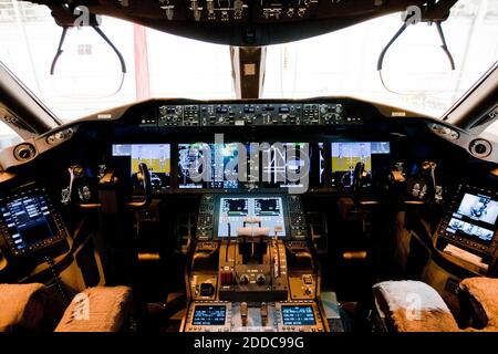 NO FILM, NO VIDEO, NO TV, NO DOCUMENTARY - The cockpit of Boeing's new 787 Dreamliner, complete with heads up is displayed at Dallas-Fort Worth airport in Fort Worth Texas, USA, Friday, May 11, 2012. Photo by Brandon Wade/Fort Worth Star-Telegram/MCT/ABACAPRESS.COM Stock Photo