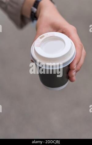 Hand of woman's hand holding disposable coffee cup Stock Photo