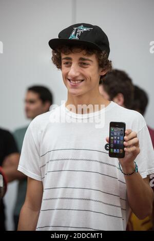 NO FILM, NO VIDEO, NO TV, NO DOCUMENTARY - Zack Britt holds his new iPhone 5 at Mall at Millenia, early morning, Friday, September 21, 2012, in Orlando, Florida, USA. Photo by Hansong Gu/Orlando Sentinel/MCT/ABACAPRESS.COM Stock Photo