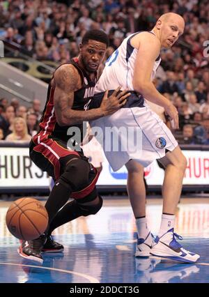 NO FILM, NO VIDEO, NO TV, NO DOCUMENTARY - Miami Heat power forward Udonis Haslem, left, and Dallas Mavericks center Chris Kaman look to a loose ball during an NBA game at the American Airlines Center in Dallas, TX, USA December 20, 2012. Photo by Ron T. Ennis/Fort Worth Star-Telegram/MCT/ABACAPRESS.COM Stock Photo